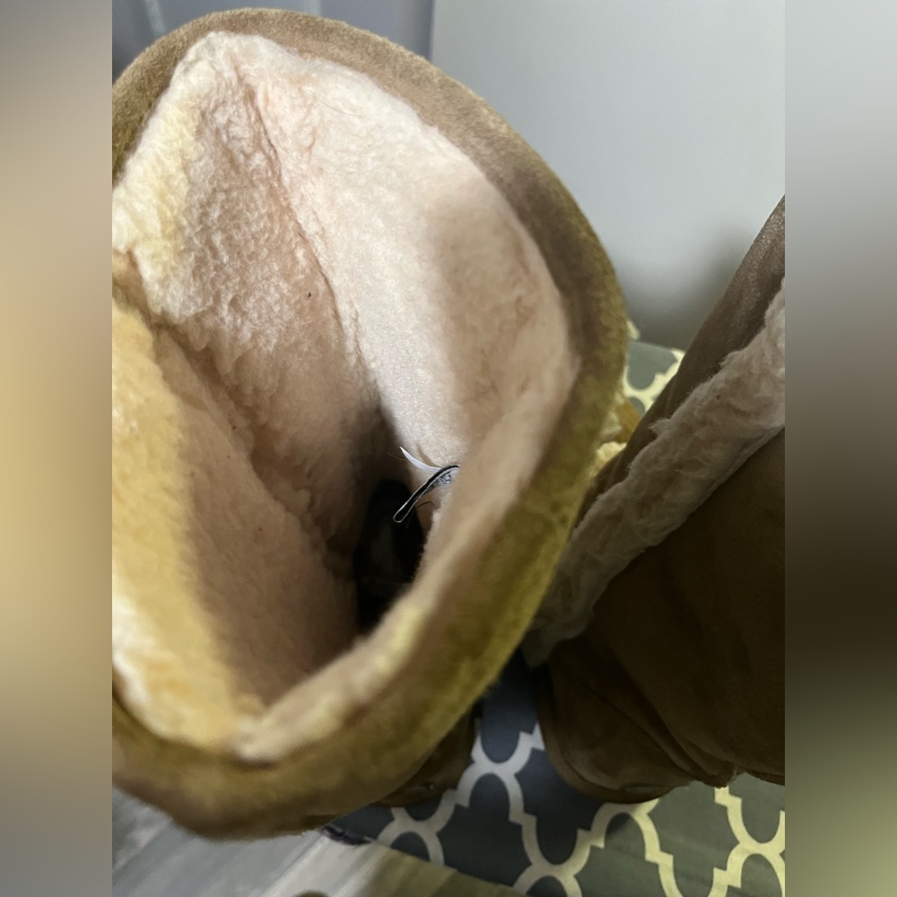 Moving Sale! Spectacular and Warm Sheepskin Boots! - Picture 4 of 6